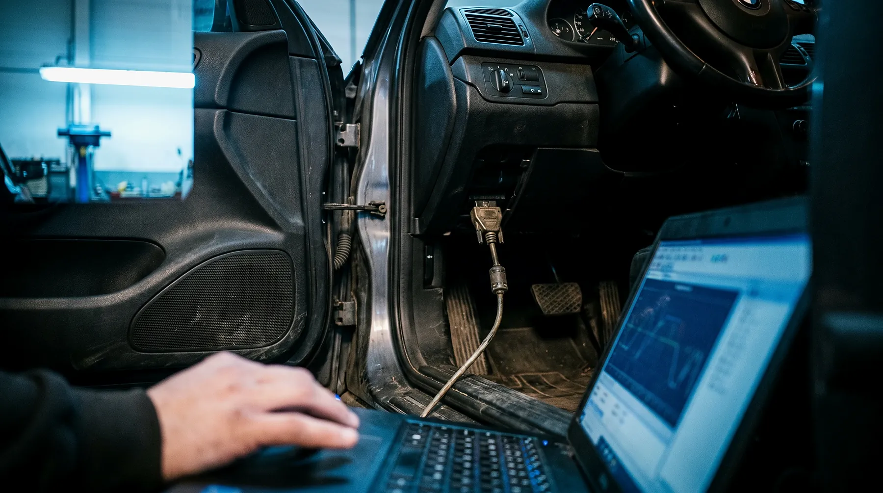 Diagnose am Fahrzeug - HZ Performance Diagnoseschnittstelle unter dem Armaturenbrett, Laptop mit Messkurve auf dem Sitz